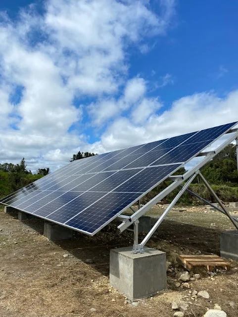 Estructura fotovoltaica elevada montada sobre fundaciones de hormigón