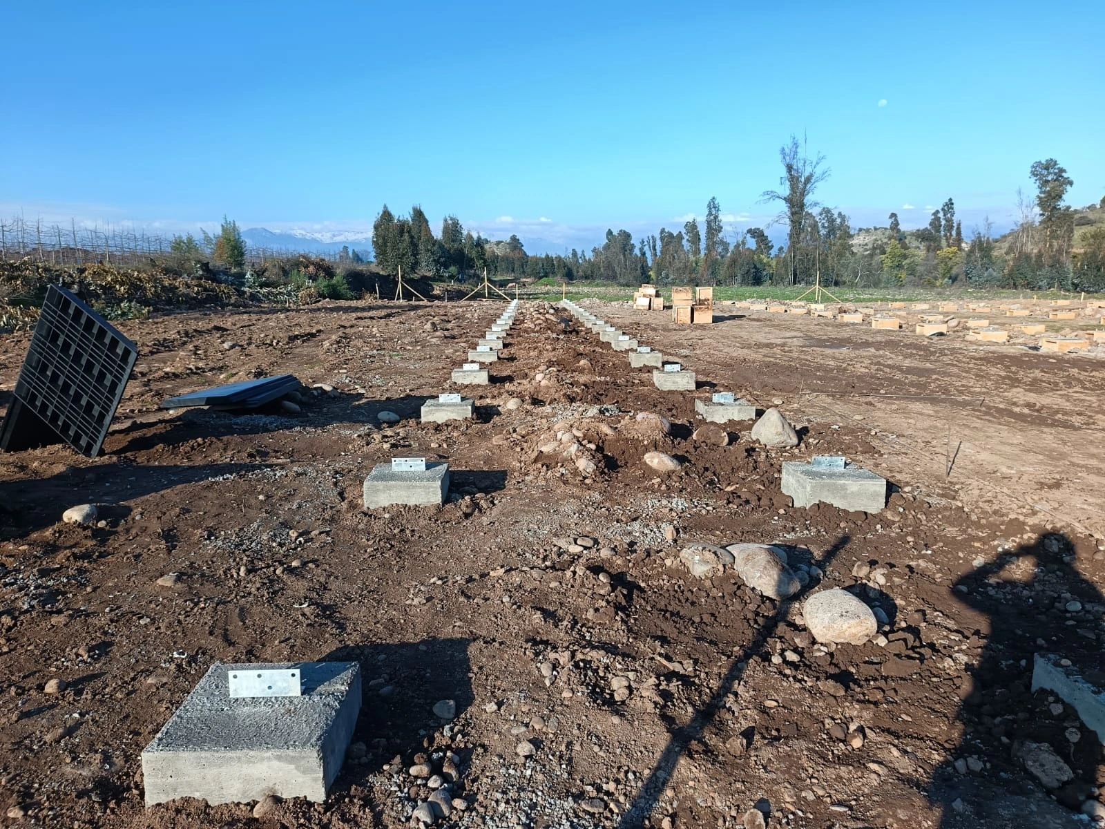 Preparación de terreno, fundaciones y encofrados para una estructura fotovoltaica