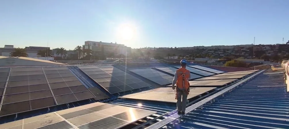 Paneles fotovoltaicos y equipo trabajando en cubierta