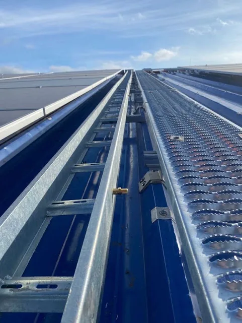 Pasillo técnico junto a módulos fotovoltaicos en cubierta