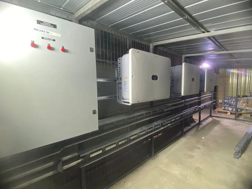 Sala con inversores fotovoltaicos instalados