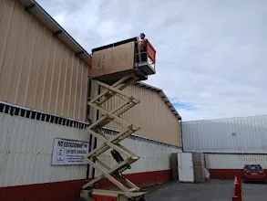 Trabajo en altura con plataforma elevadora en recinto industrial
