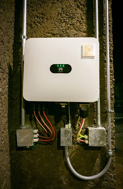 Inversor fotovoltaico instalado y conectado en muro