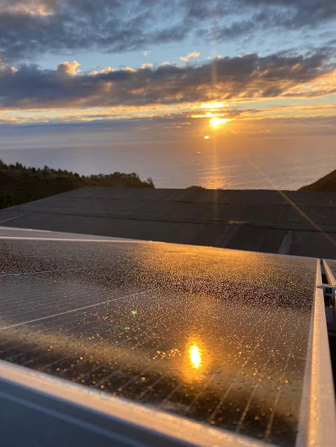 Paneles solares al atardecer en una vivienda