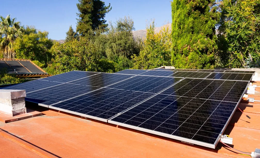 Módulos fotovoltaicos instalados sobre techo de vivienda