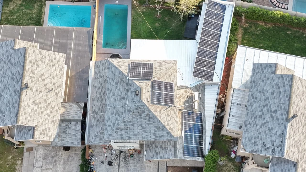 Vista aérea de una vivienda con paneles fotovoltaicos sobre distintas cubiertas